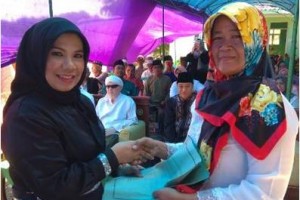 Elit saat memberikan bantuan seragamkepada ibu-ibu pengajian.